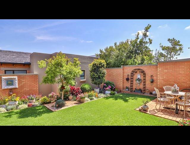 2 BEDROOM TOWNHOUSE FOR SALE IN RETIRE AT MIDSTREAM